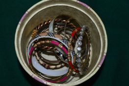 A quantity of bijouterie.