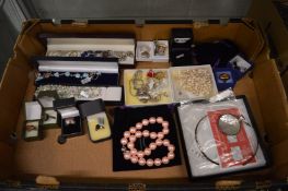Quantity of silver jewellery.