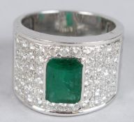 A GOOD 18CT WHITE GOLD DIAMOND AND EMERALD RING. Ring size O/R.