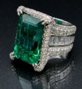 A SUPERB NATURAL EMERALD AND DIAMOND RING set in 18ct white gold. The Emerald 21.162 cts, colour