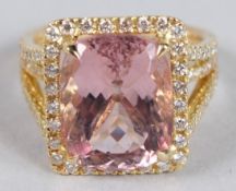 AN 18CT YELLOW GOLD, MORGANITE AND DIAMOND CLUSTER RING.
