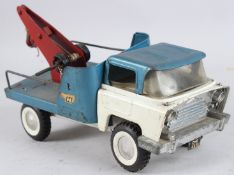 A TINPLATE CRANE LORRY.