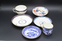 A PUCE MARK DERBY CUP AND SAUCER, a Willow Pattern cup and saucer and two saucers.