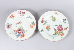 A PAIR OF CHELSEA RED ANCHOR FLORAL PLATES. 8.5ins diameter.