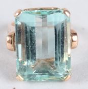 A LARGE 14CT GOLD AQUAMARINE SINGLE STONE RING. Ring size L.