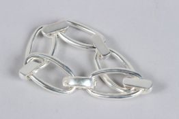 A STERLING SILVER OVAL LINK BRACELET.