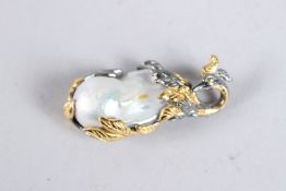 A SILVER BIRD BAROQUE PEARL PENDANT.