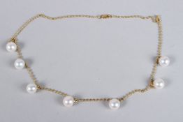 AN 18CT YELLOW GOLD AND PEARL NECKLACE.