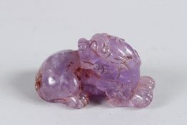 A SMALL CHINESE 18TH CENTURY CARVED CRYSTAL FO DOG 7cm long