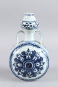 A TWIN HANDLED BLUE AND WHITE MOON FLASK. 26cm high.