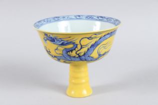 A CHINESE YELLOW GROUND GLAZE BLUE AND WHITE STEM CUP. 10cm high