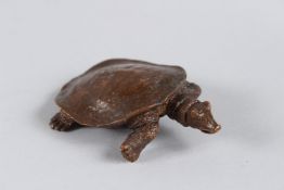 A SMALL JAPANESE BRONZE TURTLE 8cm