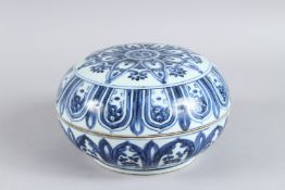 A CHINESE BLUE AND WHITE PORCELAIN BOX. 18cm diameter.