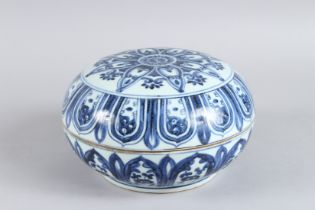 A CHINESE BLUE AND WHITE PORCELAIN BOX. 18cm diameter.