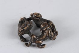 A GOOD CHINESE BRONZE FOO DOG WEIGHT 5cm