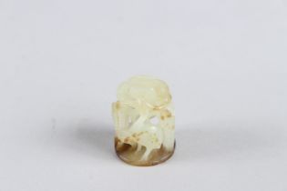 A FINE 19TH CENTURY CHINESE JADE CARVING depicting cranes and openwork foliage. 3cm high