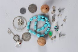 A SMALL COLLECTION OF JEWELLERY AND TOKENS