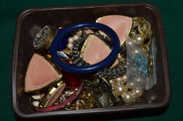 A box of bijouterie.