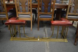 An adjustable brass club fender, internal measurements when closed, 121cm x 35cm, extended size