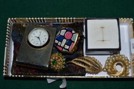 Bijouterie and other items.