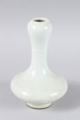 A CHINESE WHITE PORCELAIN GARLIC TOP VASE. 16CM