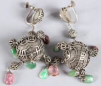 A PAIR OF CHINESE SILVER DROP EARRINGS.