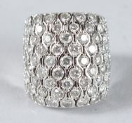 A GOOD 14CT WHITE GOLD AND DIAMOND RING.