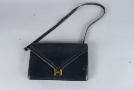 A HERMES OF PARIS LEATHER BAG. 25cms long, with H clasp.