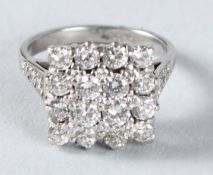 AN 18CT 1970'S DIAMOND CLUSTER RING.
