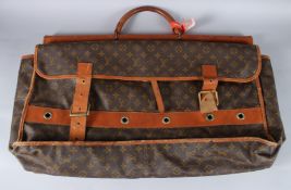 A LOUIS VUITTON FOLDING SUIT HOLDER.