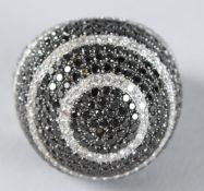 A LARGE 18CT GOLD, BLACK AND WHITE DIAMOND RING. 28 grams. Approx. 10cts diamonds.