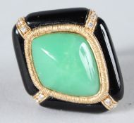 A 14CT GOLD, JADE AND BLACK ONYX RING.