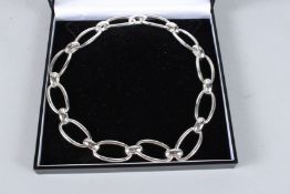 A HEAVY SILVER OPEN LINK NECKLACE.