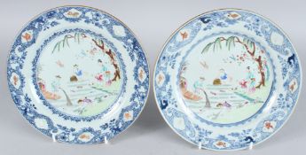 A PAIR OF CHINESE EXPORT PORCELAIN PLATES. 9ins diameter. Painted with a Chinese scene of a family