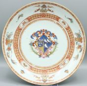 A SUPERB CHINESE ARMORIAL PLATE. 9ins diameter. Circa 1740.
