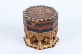 AN EARLY 20TH CENTURY MOORISH SPANISH INLAID BOX with Alhambra fountain design. 11cms.