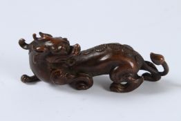A JAPANESE BRONZE OKIMONO DRAGON. 8cms.