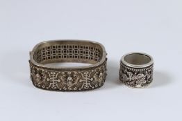A CHINESE WHITE METAL RING AND BRACELET.
