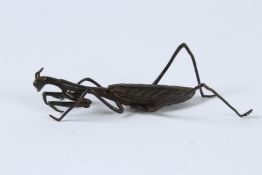 A JAPANESE BRONZE OKIMONO MANTIS with articulated wing and legs. 8cms.