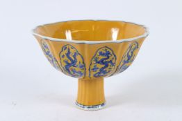 A YELLOW GROUND GLAZE BLUE AND WHITE STEM CUP. 16cms.