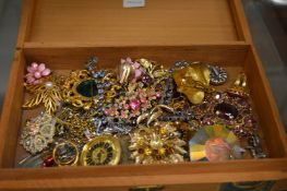 A quantity of bijouterie.