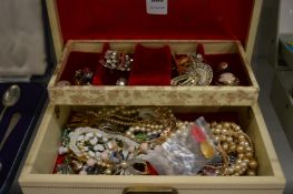 A quantity of bijouterie.