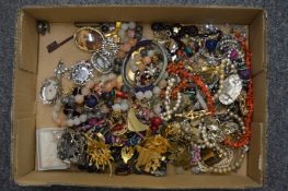 A quantity of bijouterie.