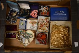 A collection of boxed and other bijouterie.