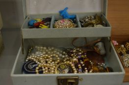 A quantity of bijouterie.