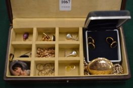 A box of bijouterie.