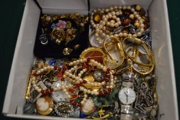 A box of bijouterie.