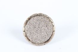 A LARGE SILVER DIAMANTE RING.