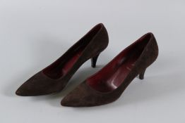 A PAIR OF PRADA LEATHER SHOES. Size 39.