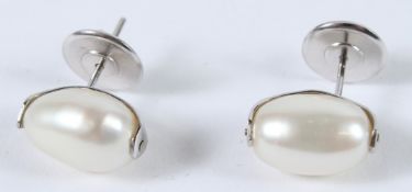 A GOOD PAIR OF 18CT GOLD BAROQUE PEAR DROP EARRINGS.